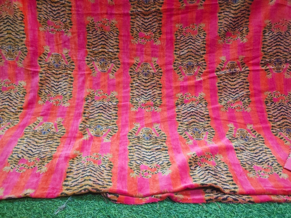 Tela de terciopelo suave de lujo con estampado de tigre vestido indio costura tapicería tela de terciopelo Foto 4 de 4