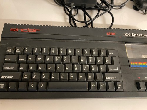 Sinclair ZX Spectrum Plus+2 con giochi e joystick - Foto 3 di 10