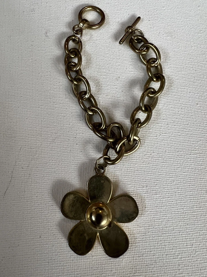 Berloque Marc by Marc Jacobs pulseira corrente cor ouro vintage margarida enferrujada como está - Imagem 2 de 4