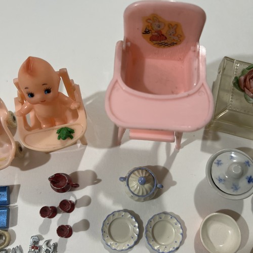 Vintage casa delle bambole bambole seggiolone passeggino ciotole ceramica ferro strumenti Kewpie - Foto 6 di 24
