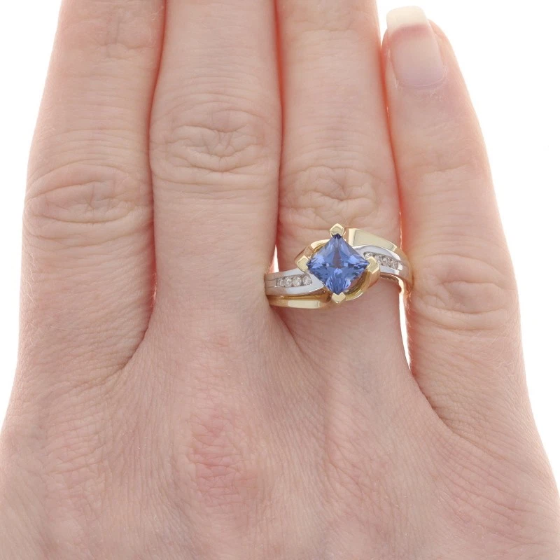 Anillo de derivación de diamantes y zafiros creados en laboratorio de oro amarillo - Princesa de 10 k 1,51 ctw Foto 2 de 4