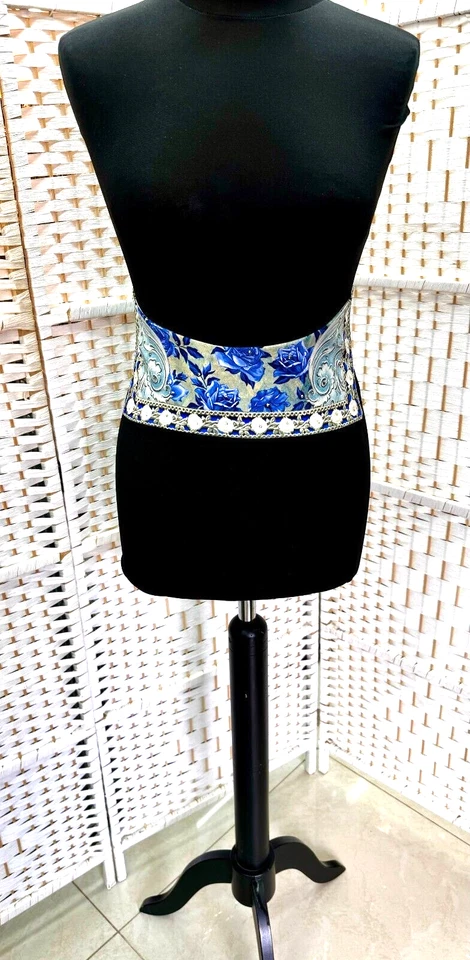 Hermoso cinturón de tela Michal Negrin para colorear con flor azul único. Foto 2 de 4