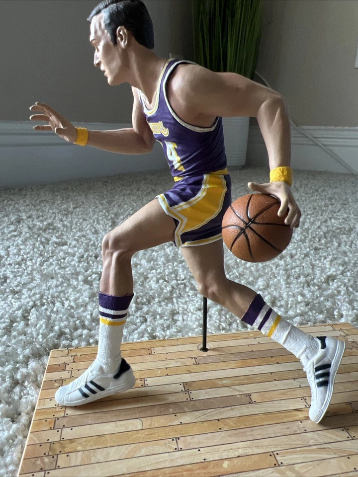 Figura de acción suelta Jerry West McFarlane NBA Legends Series 2 Los Angeles Lakers Foto 2 de 4