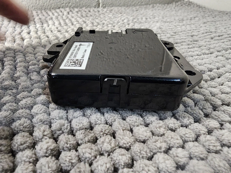 2020-2024 TESLA MODEL Y CENTER CONSOLE USB HUB CHARGER CONTROL MODULE UNIT - Image 3 of 4