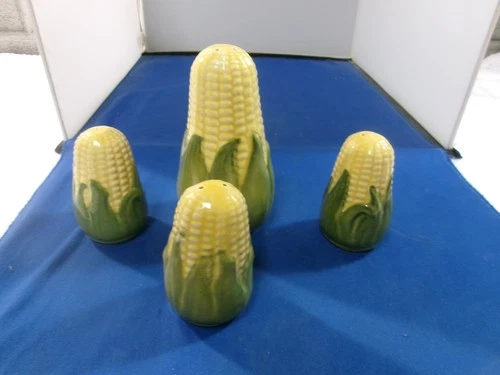 Vintage Shawnee Pottery Corn King Pattern Set Of 4 Shakers 1-5 1/4" & 3-3 1/4"