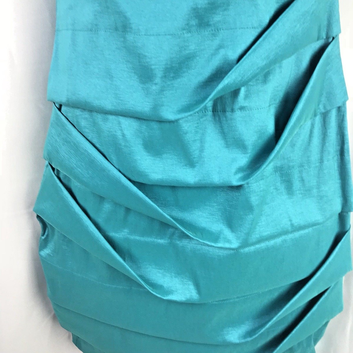 green emerald velvet dress Sleeveless V-Neck Velour Dress – Suzy Shier main image 0