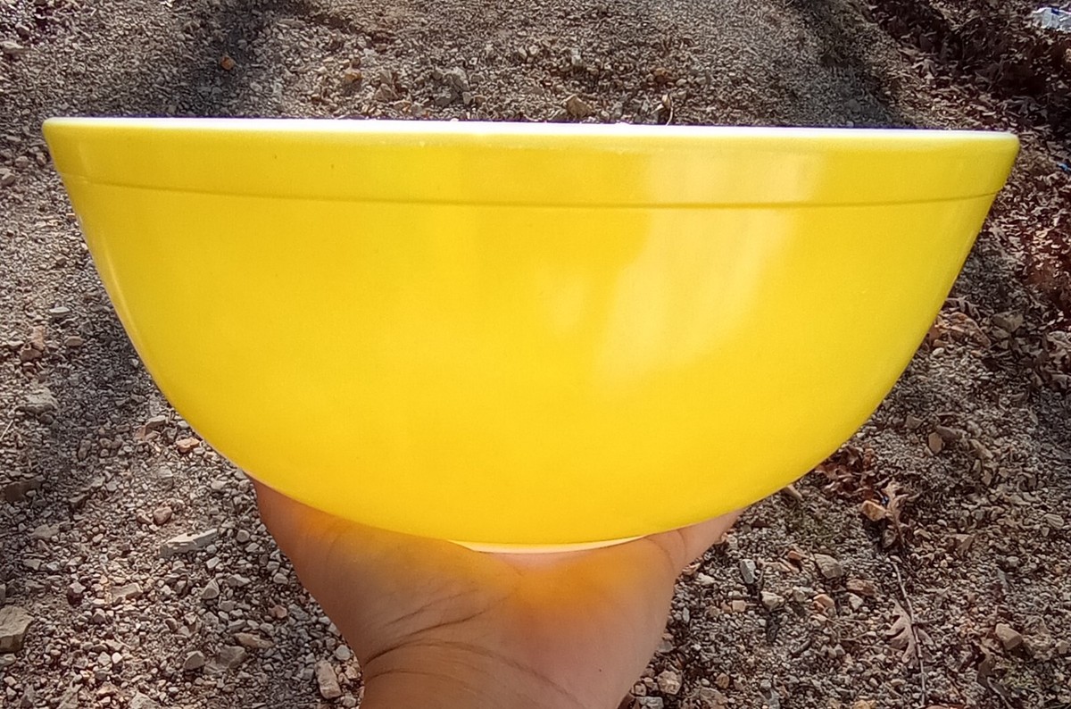 Vintage Yellow PYREX Large Nesting Mixing Bowl QT #404 Primary