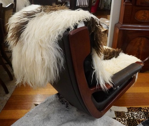 A Cascade of Natural Curls -Double Length Brown & White Icelandic Sheepskin Rug - Picture 6 of 10