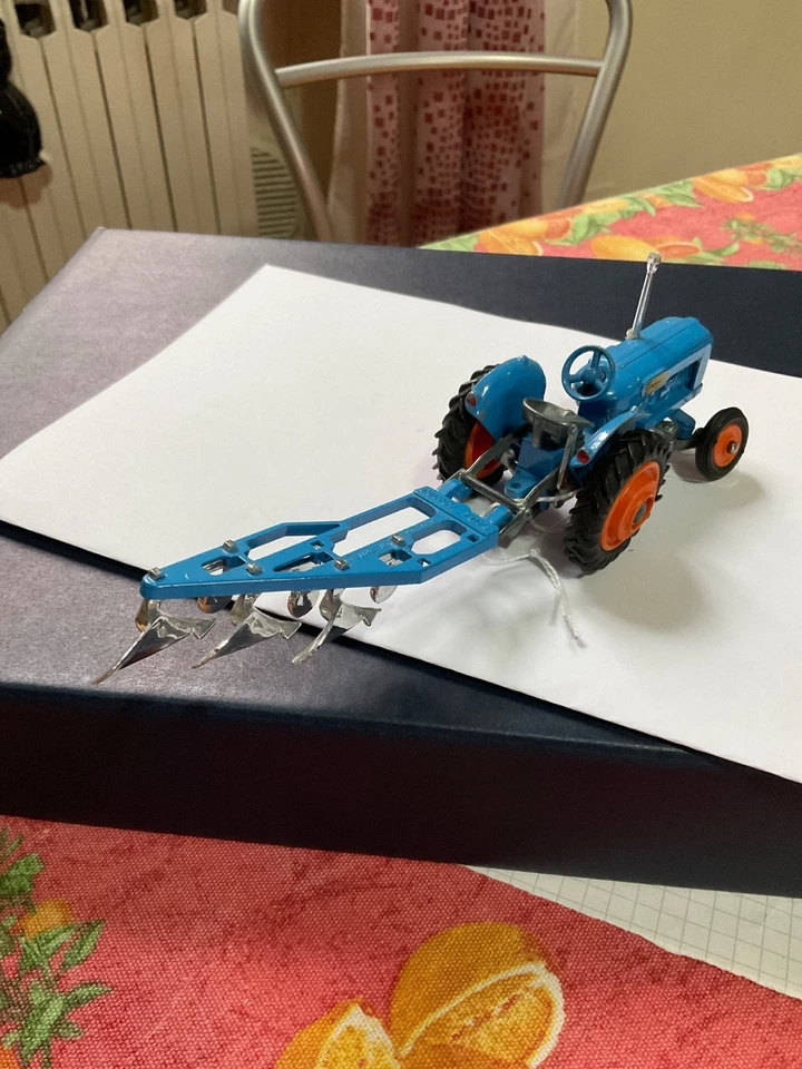 Corgi Toys Fordson Tractor + Ploug - Immagine 2 di 4
