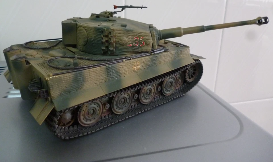 MAQUETA CONSTRUIDA Y PINTADA ESCALA 1/35 DEL TANQUE ALEMAN TIGER I LATE VERSION - Imagen 3 de 4