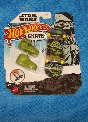 Hot Wheels Skate Star Wars Yoda Finger Board 