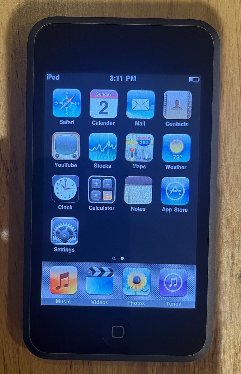 Apple iPod Touch 1st Generation 8GB Silver-back. A1213. Lock Apple iPod Touch 1st Generation 8GB Silver-back. A1213. Lock