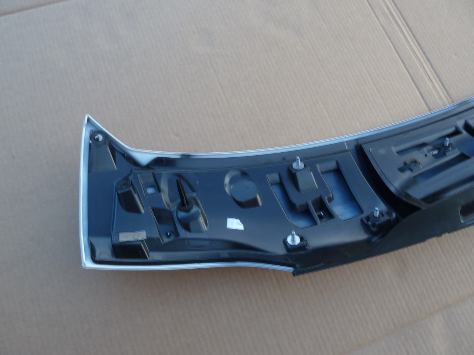 2017-2020 MASERATI LEVANTE REAR LIFTGATE TAILGATE SPOILER PANEL OEM 670042733
