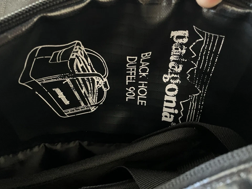 Bolso de Lona PATAGONIA Agujero Negro 90L Negro Gris Raro Descatalogado Usado Brillante Foto 2 de 4