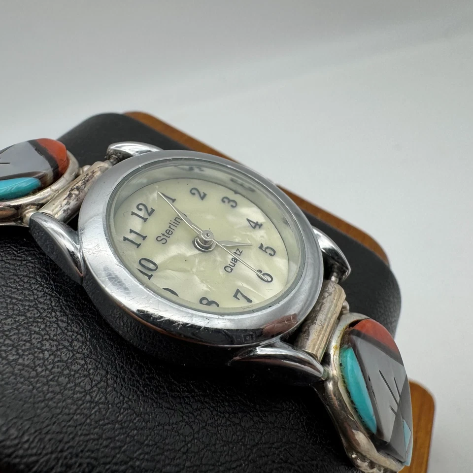 Reloj de mujer con incrustaciones de plata esterlina Zuni de ónix, coral, turquesa Foto 4 de 4