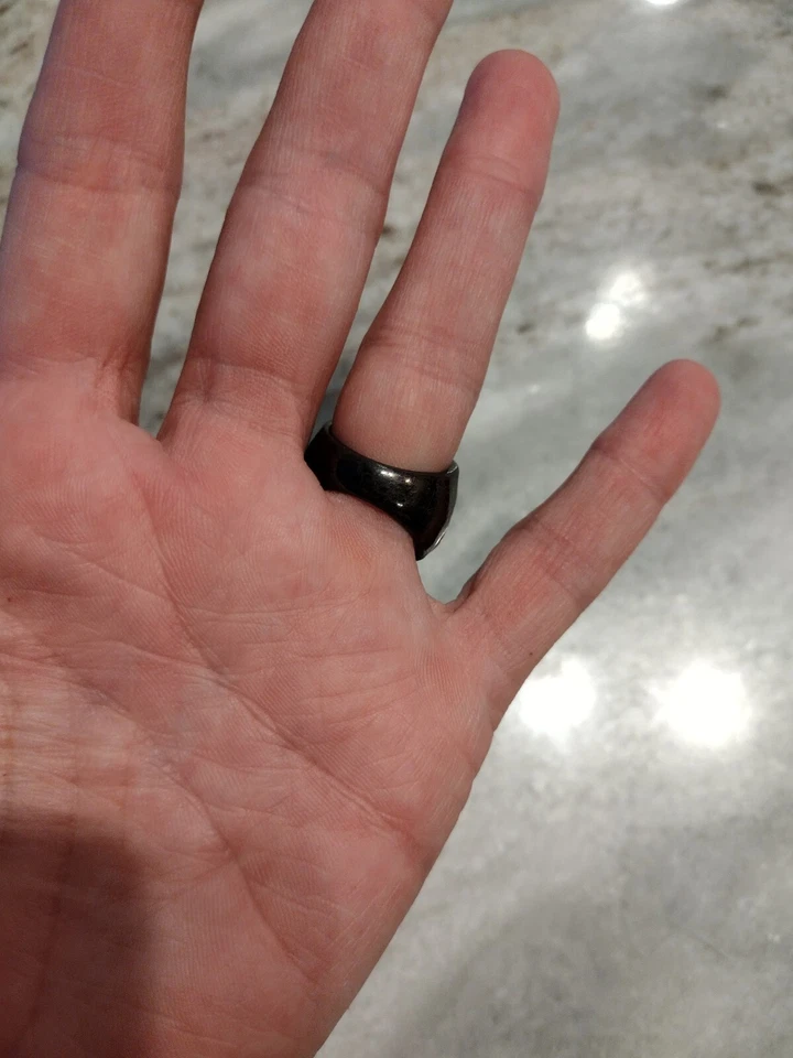 Precioso anillo gris carbón con esmalte bloqueado de color separado por pedrería Foto 3 de 4