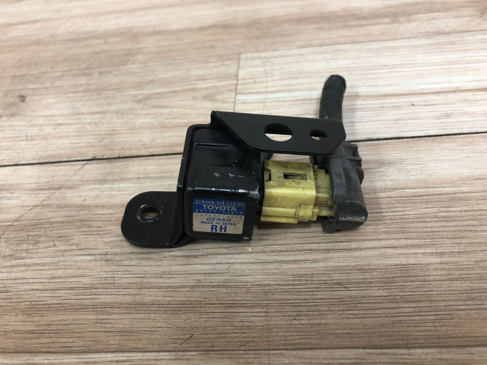 LEXUS IS300 OEM FRONT PASSENGER SIDE CRASH IMPACT SENSOR RELAY 0105 eBay