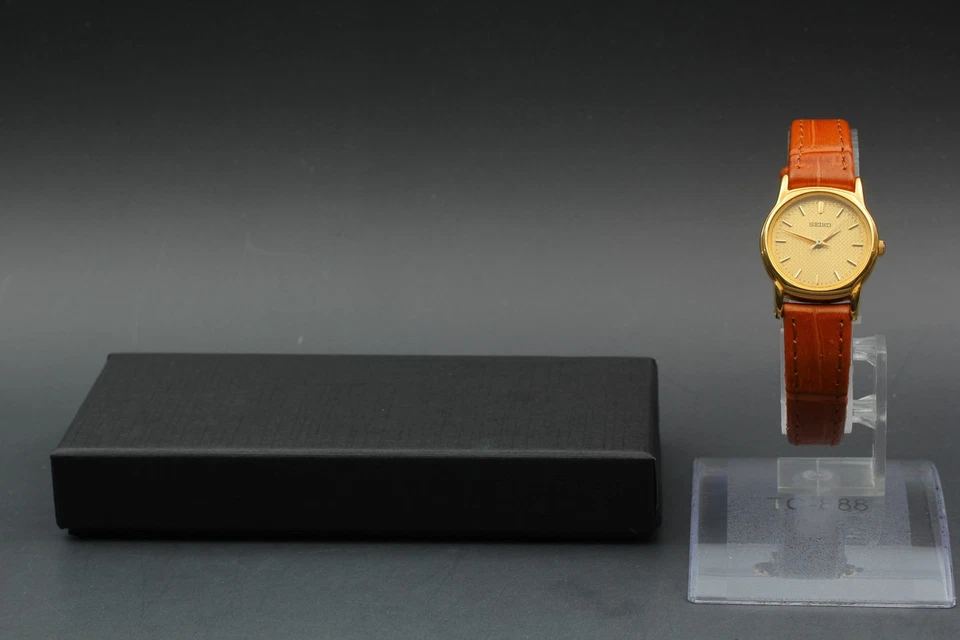Vintage 1985 Exc+5 Seiko V701-A110 Gold Quartz Womens Ladies Watch From JAPAN - Image 2 of 4