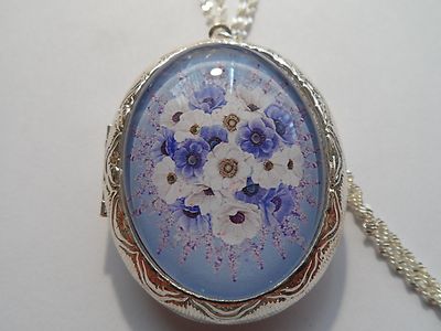 BLUE/WHITE ANEMONE ON BLUE LOCKET