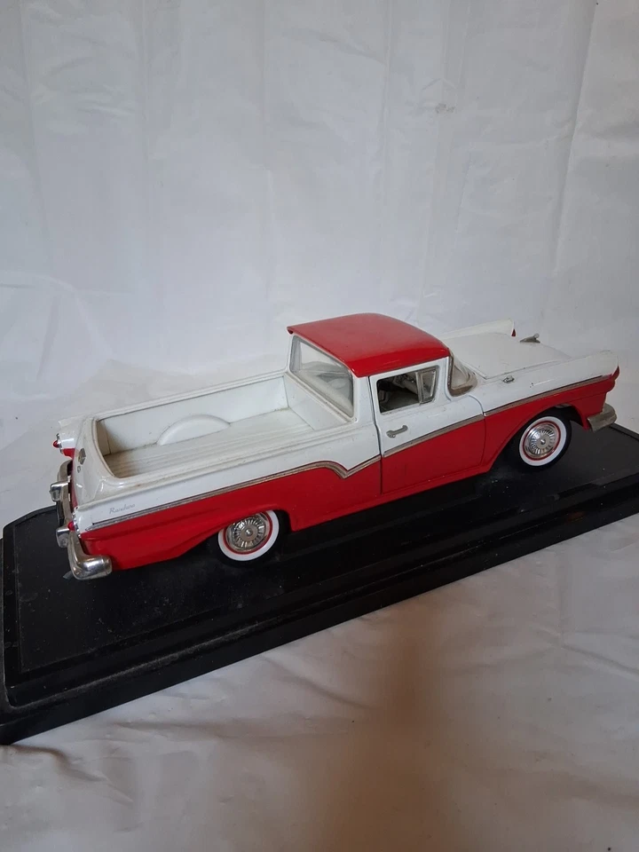 Ford Ranchero 1957 - escala 1/18 fundido a presión por Road Legends - color rojo/blanco Foto 4 de 4