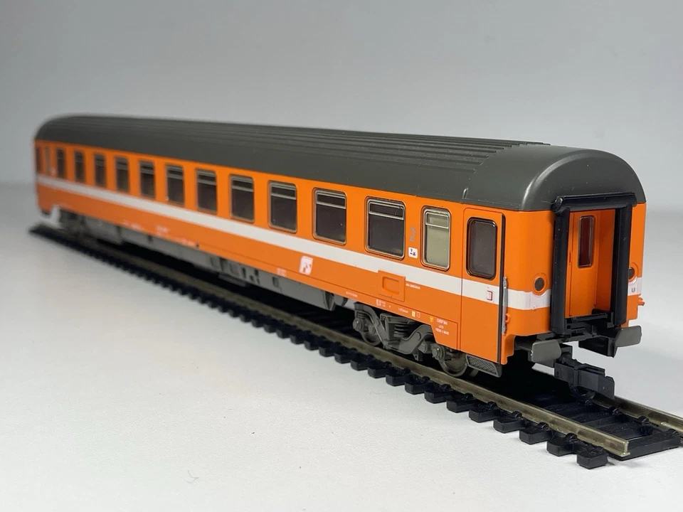 2x Roco 44636 44637 Italian Eurofima 1st / 2nd Class Coaches FS Orange HO Scale - Image 3 of 4