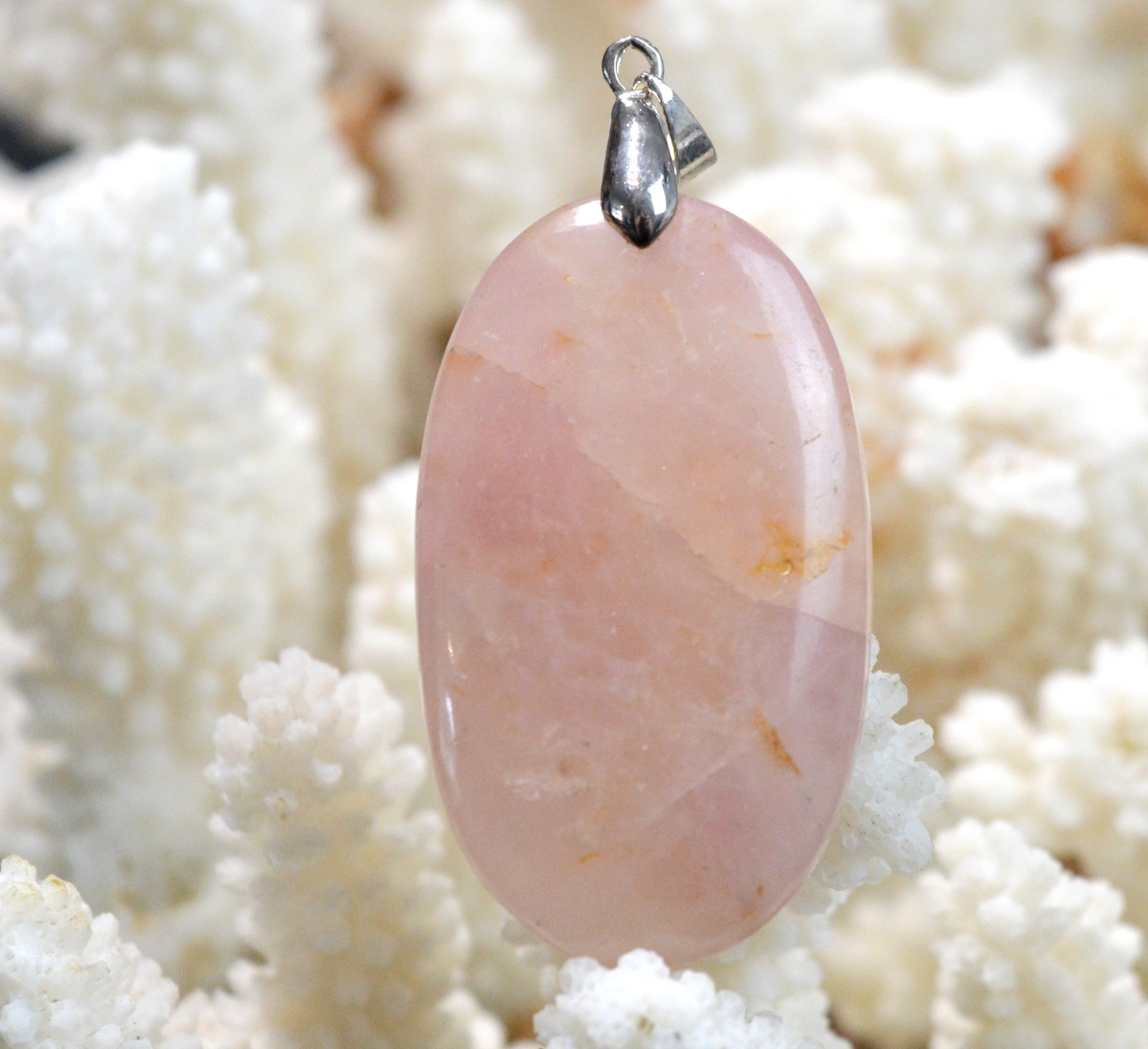 Pendentif en quartz rose de Madagascar 65 carats et sa pierre naturelle d'exception