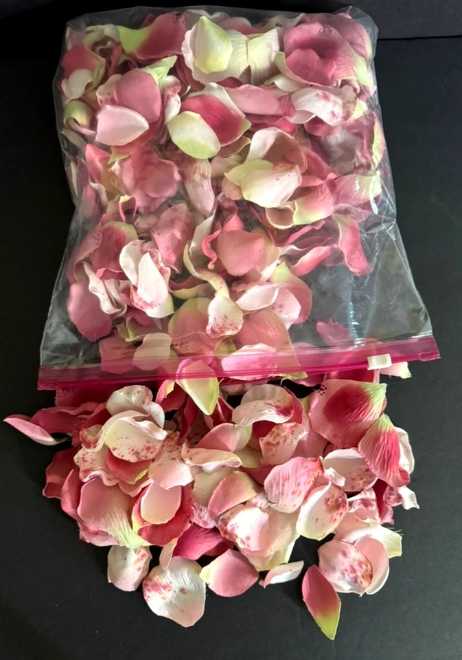 Hermosos pétalos de rosa marfil y rosa mezcla de seda, bodas, decoraciones, eventos Foto 3 de 3