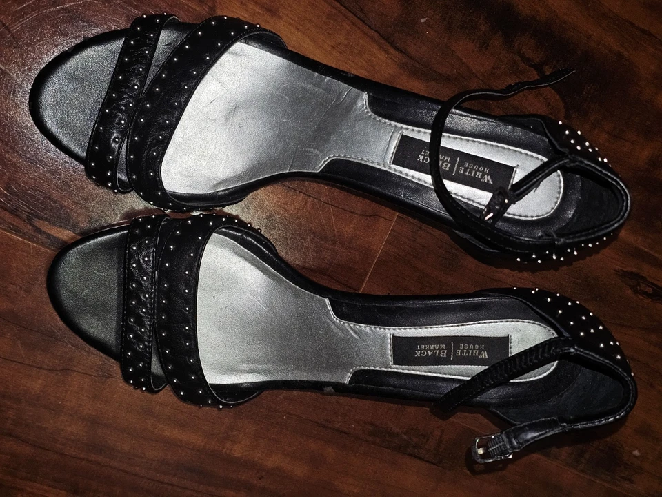 TACONES NEGROS, CASA BLANCA MERCADO NEGRO TIRAS PUNTA ABIERTA - TALLA 7 TACHONADOS Foto 3 de 4