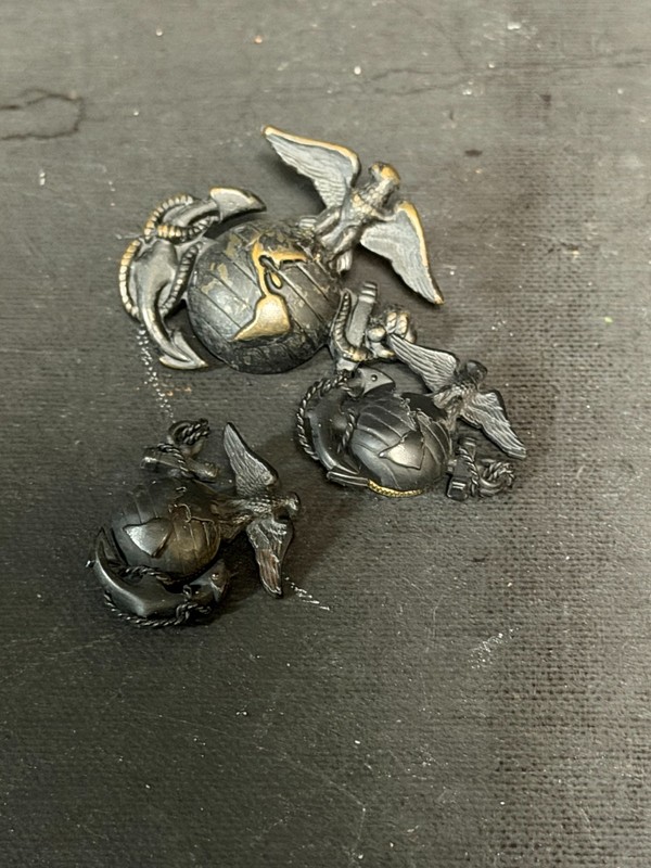 Vintage US WW2 USMC Visor/ Cap Device & 2 collar Eagle Globe Anchor Badge