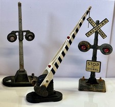 3 Vintage Lionel Railroad Metal RR Crossing Signal Lights Bar O Gauge Train Set