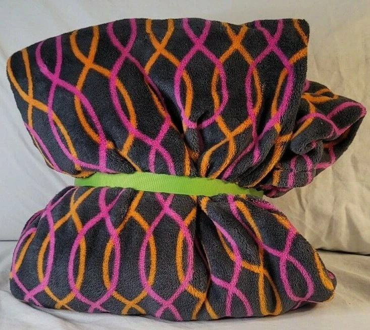 Vera Bradley Throw Blanket in Jazzy Swirls Retired Pattern. - Image 2 of 4