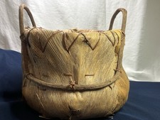 Cáscara de coco africana asas de vid curvas cesta primitiva grande. Artículo inmobiliario usado en excelente estado