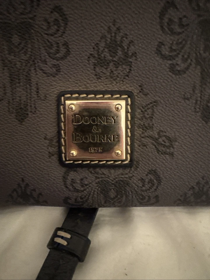 Bolsa tiracolo Dooney & Bourke Haunted Mansion 2018 parques da Disney cinza rara!! - Imagem 4 de 4