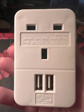 UK to US plug adaptor with 2 USB ports NWOT