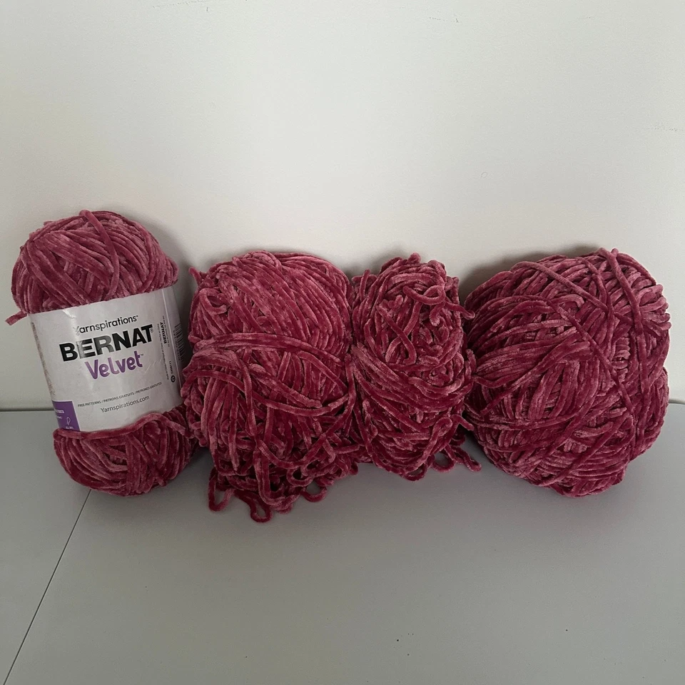 Hilo de terciopelo Bernat 32068 Pomergrantate 2,2 libras Yarnspirations lote de 4  Foto 2 de 4