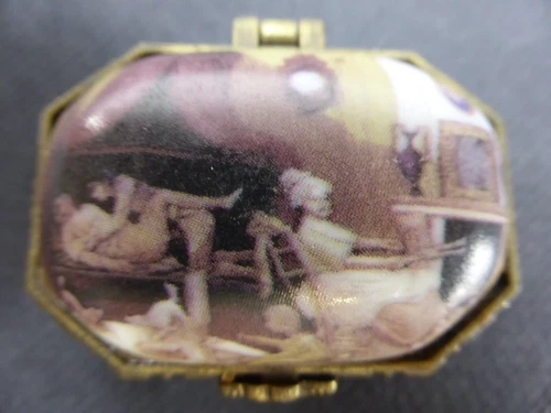 1 - Erotic Pill  box porcelain KPM trinket snuff box boite à pillules