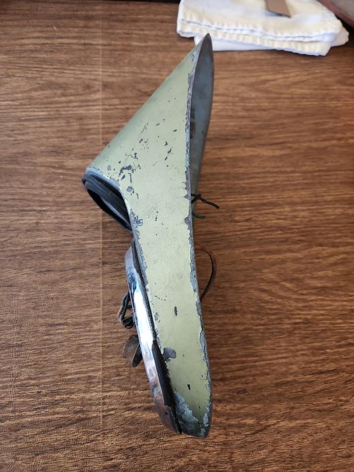 MGA 1600 L/R TailLight Plinths & Lamp Bases, no reserve above opening