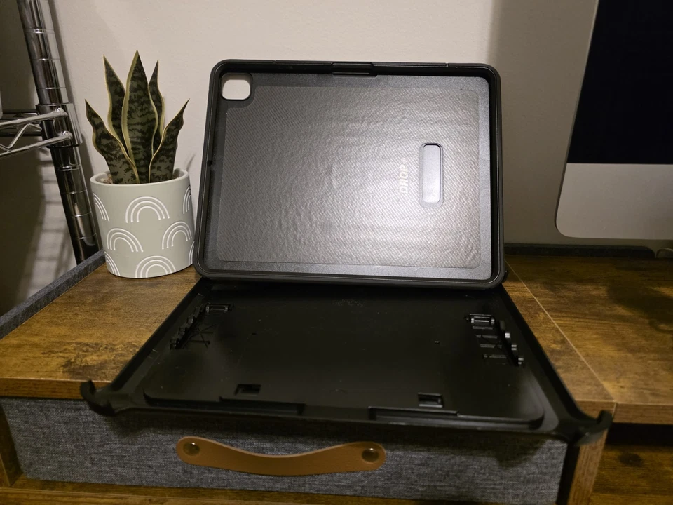 Funda resistente serie OtterBox Defender para Apple iPad Pro M4 (12,9 pulgadas) Foto 3 de 3