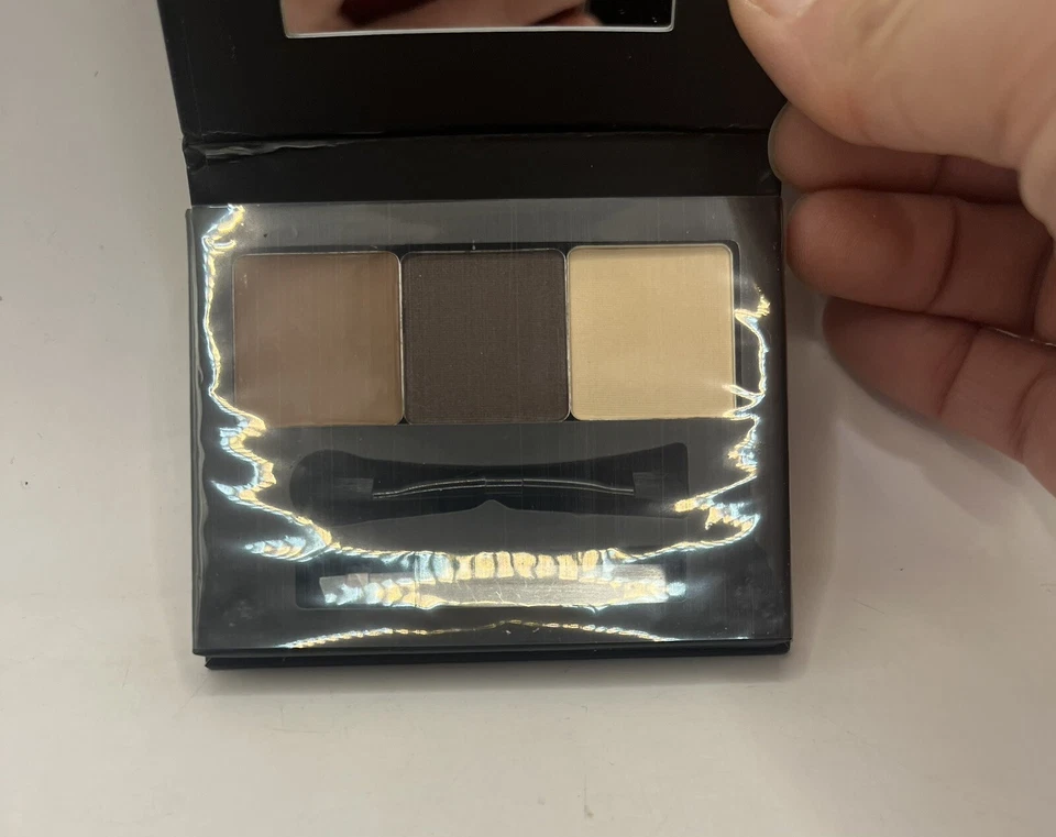 Kit Barry M Brow Shape & Define médio a escuro com pinça e aplicador de maquiagem - Imagem 4 de 4