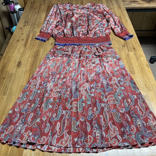 Gonna e camicetta vintage rossa a pieghe paisley manica lunga, made in USA, taglia 18 - Foto 2 di 12
