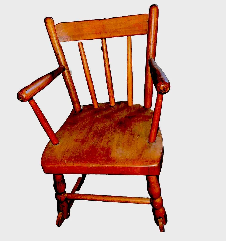 Mecedora infantil antigua de madera de pino Foto 3 de 4