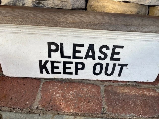 Letrero colgante vintage de madera "POR FAVOR, MANTÉNGASE ALEJADO" Foto 2 de 4