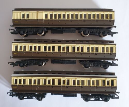 3 x TRIANG OO GAUGE CHOCOLATE & CREAM CLERESTORY COACHES IN EXC / MINT CONDITION - Picture 1 of 5