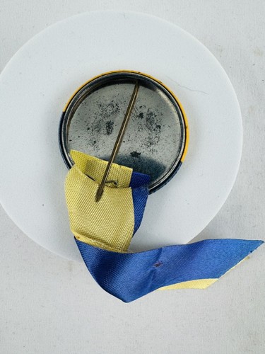 University Of NOTRE DAME Vintage Celluloid Pinback Button with Ribbon - Picture 3 of 3