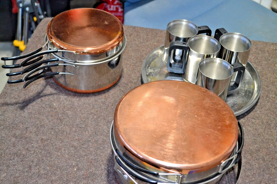 FAMILY CAMPING COOK SET WITH PLATES AND CUPS FOR 4 - Image 2 of 3