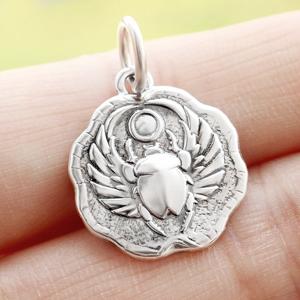 Dije colgante de escarabajo egipcio de plata de ley 925 antiguo dios del sol escarabajo alado Foto 2 de 4