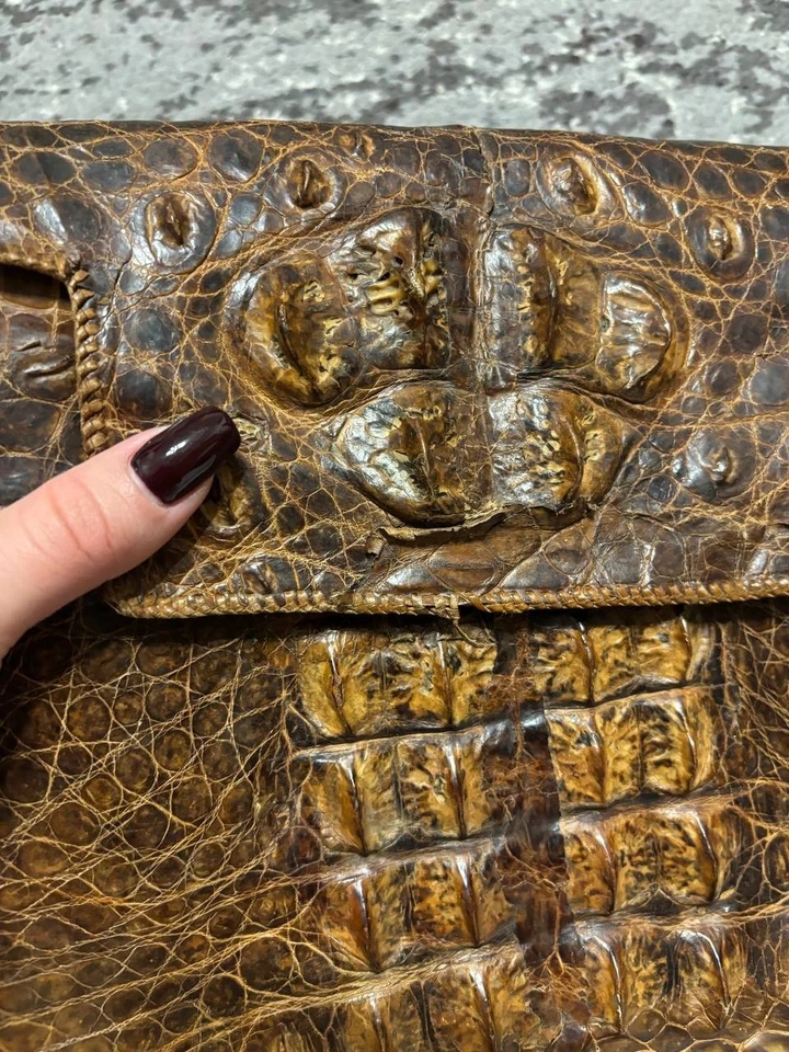 Bolso sin asas vintage de cocodrilo cocodrilo imitación cocodrilo años 40 cosido con látigo Foto 3 de 4