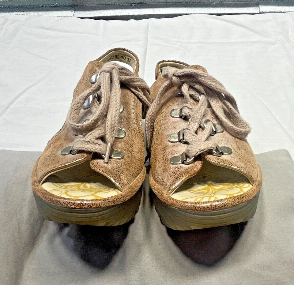 Zapatos de cuña Fly London con cordones para mujer 7 plataforma metálica dorada con cordones Foto 3 de 4