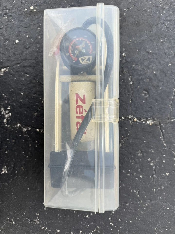 Bomba de pie manual Zefal 120 PSI con accesorios y estuche - Neumáticos de bicicleta, pelotas deportivas Foto 2 de 4