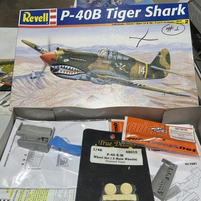 REVELL-#85-5209-P-40B TIGER SHARK-KIT-UNSEALED-1/48-extra Resin Parts